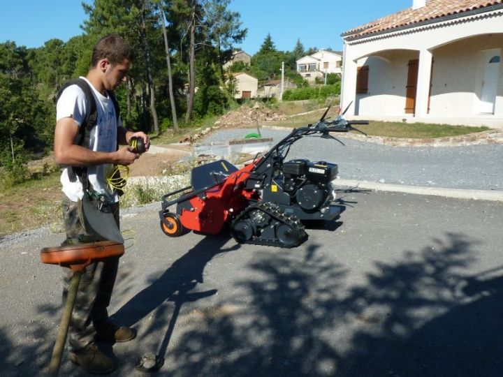 La débroussailleuse à dos pour les finitions