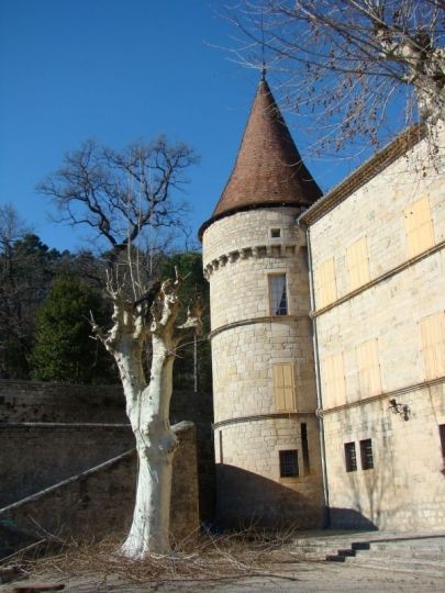 Le parvis du château