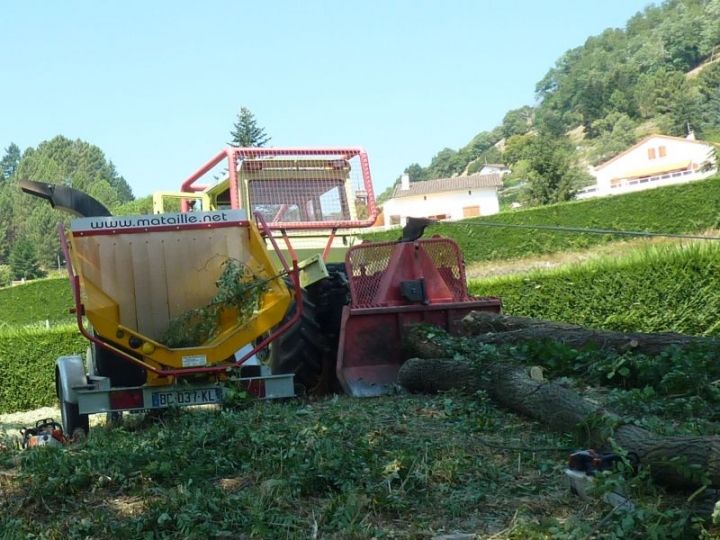 Les arbres passent du tracteur au broyeur