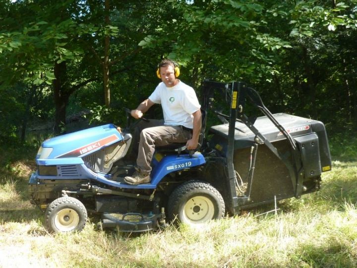 Tonte pelouse Chauzon - Le tracteur tondeuse au travail